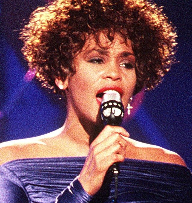 Whitney Houston: Legendarni Glas i Večno Nasleđe